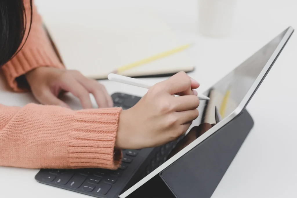 woman on tablet using AI to hire