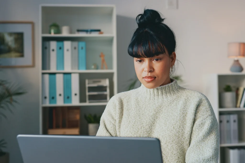 earn money online from WordPress: woman on computer
