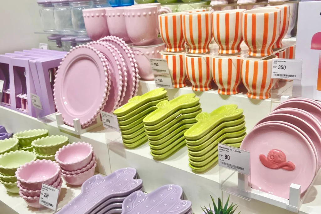 how to showcase products: retail store display